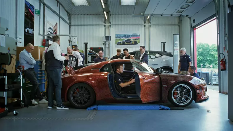 Extreme and exclusive, the A110 R Ultime demonstrates the best of Alpine’s expertise (2)