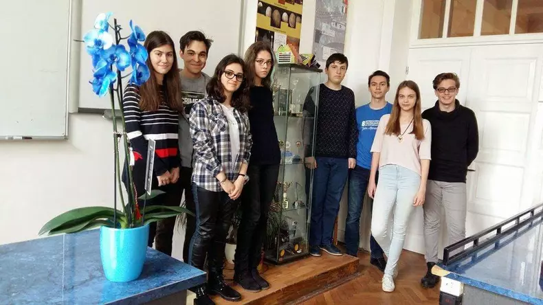 Câștigătorii mențiunii cu proiectul "Polaris 67" (stânga) și echipa "The new brick moon" premiată cu premiul al II-lea (dreapta);