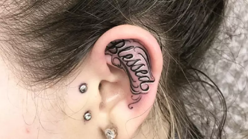 Tatuaj în zona urechii