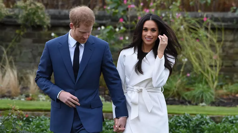 De ce își atinge Meghan Markle întotdeauna părul
