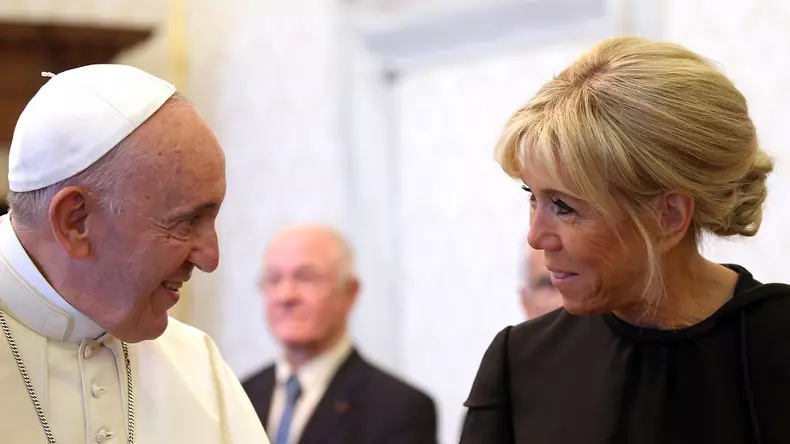 de ce a încălcat Brigitte Macron protocolul în timpul întâlnirii cu Papa Francisc