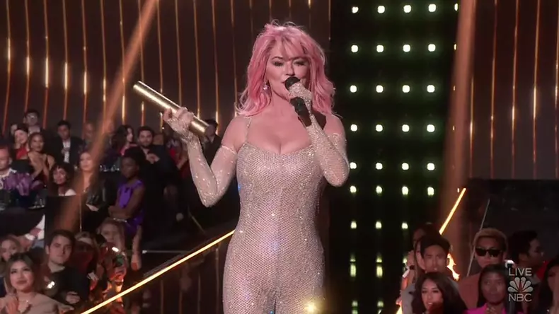 Shania Twain looks stunning in a skin tight jumpsuit as she shares empowering message while accepting the 2022 People’s Choice Awards Music Icon honour