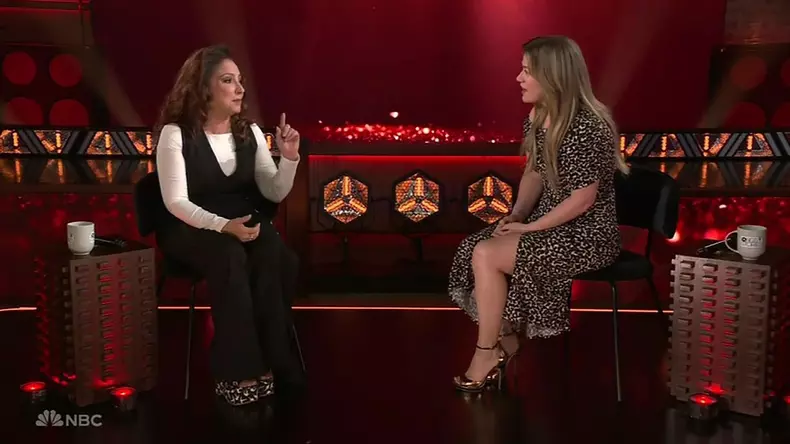 Kelly Clarkson wows Gloria Estefan with her Spanish singing in the latest episode of Songs & Stories with Kelly Clarkson