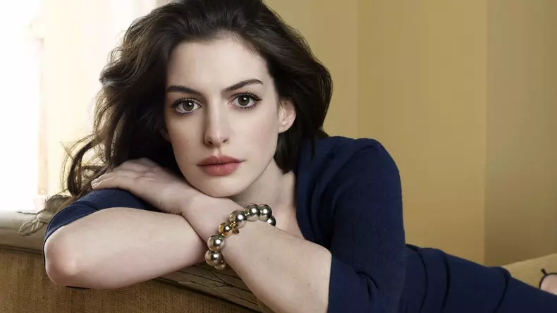 Anne Hathaway,în discuții pentru a o înlocui pe Amy Schumer în filmul „Barbie”