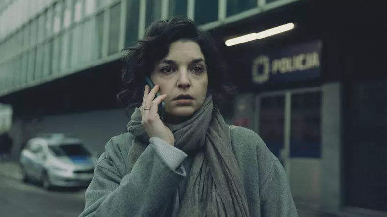 serial-polonez-doar-o-privire-netflix (1)