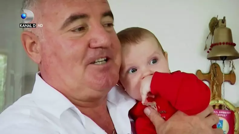 Dorin şi Marcela Bucă sunt fericiti ca micuta Gabriela le alina dorul de Andrei, fiul pe care l-au pierdut în tragedia Colectiv