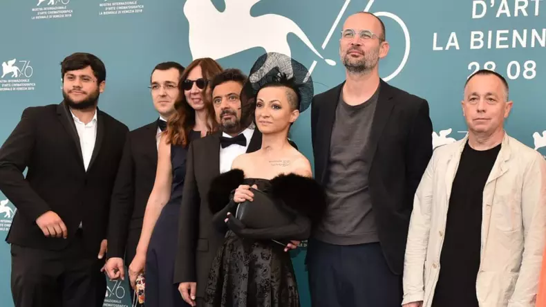 documentarul-zcolectiv-succes-rasunator-de-la-venetia-cand-va-ajunge-in-romania_size24