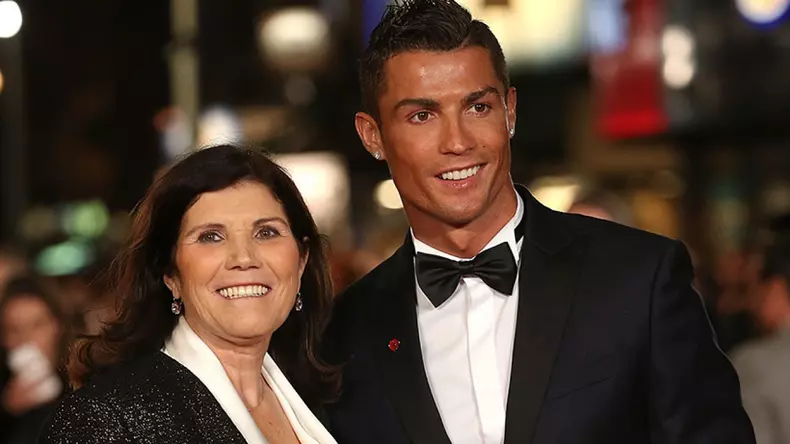 Cristiano-Ronaldo-and-mother-Photo-Hello-Magazine-1280x720