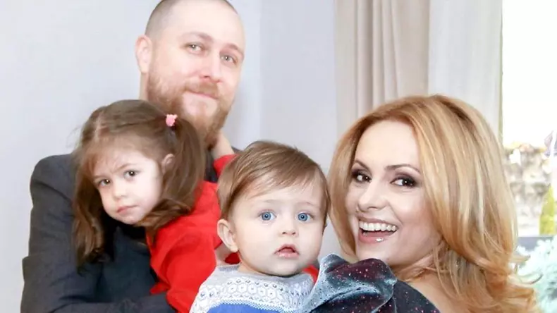 Simona-Gherghe-sot_ul-ei-s_i-copiii-lor-1-1280x720-1024x576