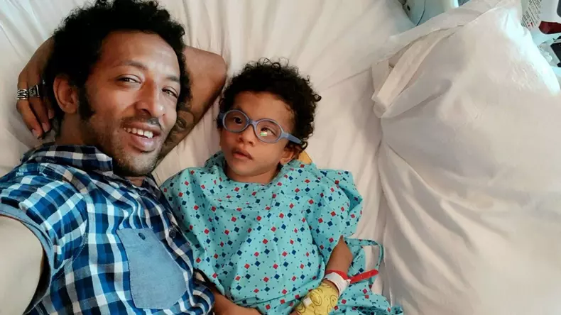 kamara_strange_bani_pentru_tratamentul_fiului_sau_bolnav_zleon_e_un_campion_2_size24_53328600