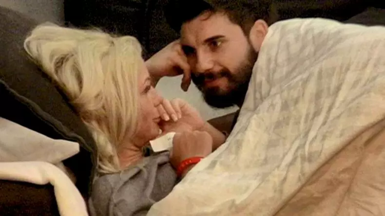 Hannelore-dezbracata-la-Insula-Iubirii-4-noiembrie-2018-Si-a-dat-hainele-jos-pentru-ispita-Andi-VIDEO-1-700x466