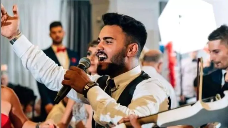 Jador-cu-buza-sparta-in-timpul-unui-concer-1