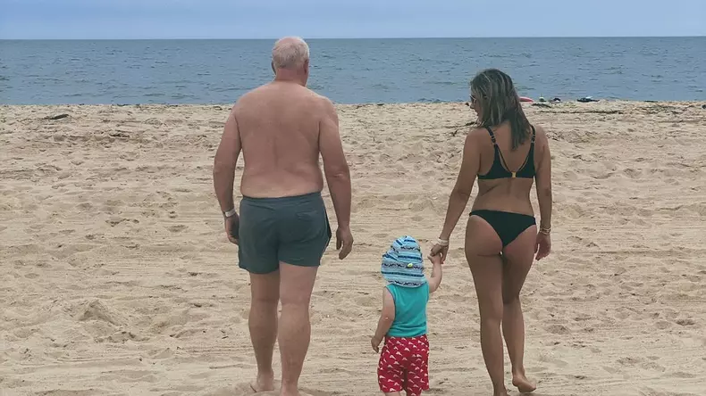 Iasmina-Milutinovici-Bradfod-Hill-și-fiul-lor-1