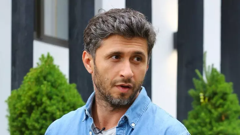 reactia-lui-dragos-bucur-dupa-ce-a-fost-pus-la-zid-de-internauti_size24