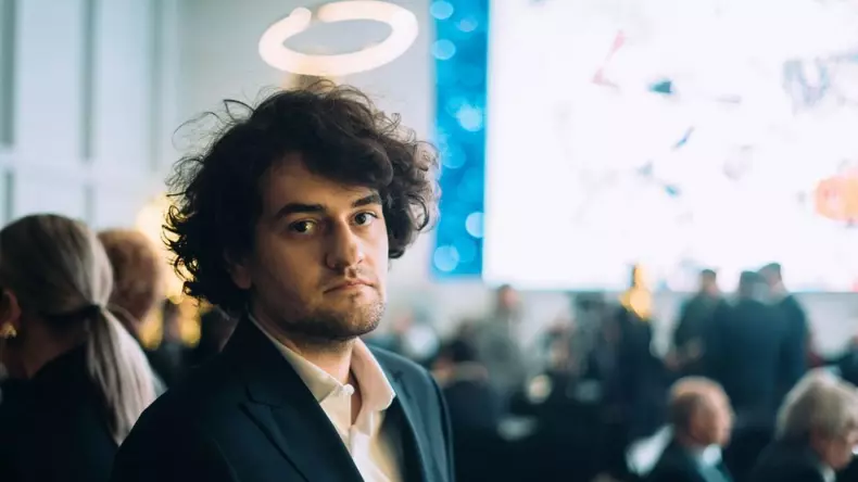 smiley-mandru-de-fratele-lui-care-a-luat-un-premiu-important-ne-completam-perfect-si-ii-multumesc-pentru_size24