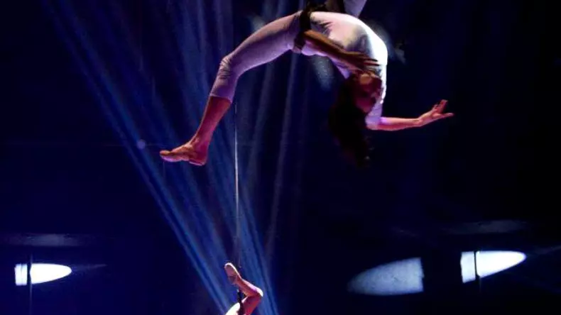 Acrobat-Circul-Metropolitan-Bucuresti