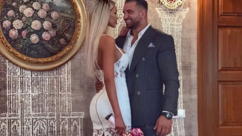 show-total-bianca-dragusanu-si-alex-bodi-au-facut-o-pe-strada-chiar-pe-masina-afaceristului-trecatorii-au-ramas-masca-foto-367412