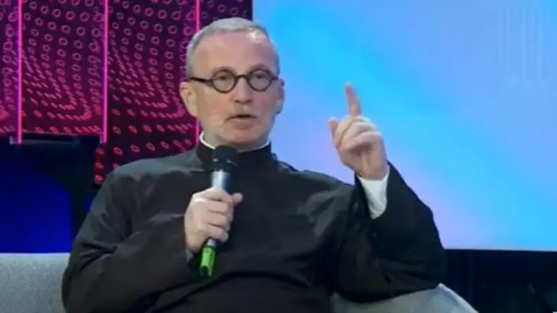 ovidiu-cuncea-in-haine-preotesti_54518100