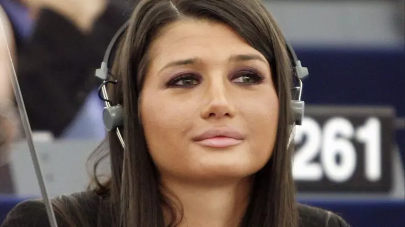 Cum-arăta-Elena-Băsescu-înainte-de-operațiile-estetice.-Transformarea-este-uluitoare-1280x720