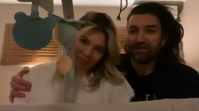 gina-pistol-a-nascut-smiley-vlog-800x450-1