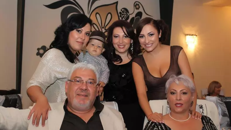 andra impreuna cu parintii ei