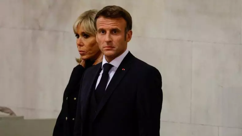 Emmanuel Macron si sotia sa