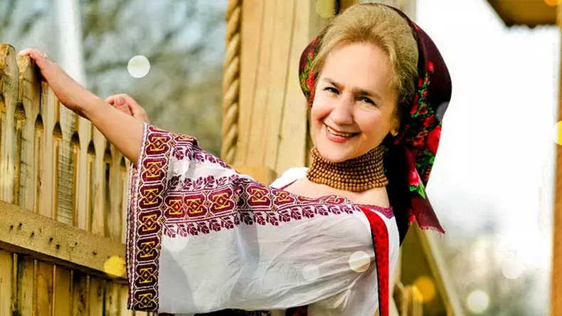 de ce poarta SOFIA VICOVEANCA margele