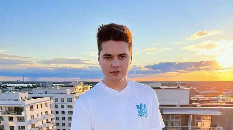 cine-este-selly-biografie-varsta-studii-cariera-afla-care-este-numele-real-al-artistului-care-a-devenit-unul-dintre-cei-mai-cunoscuti-vloggeri-din-romania-1-crop-1677781018