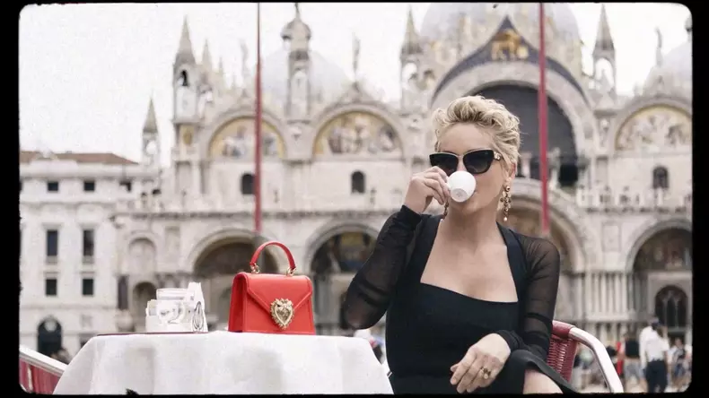 Sharon Stone, égérie de la campagne publicitaire Dolce Gabbana pour les sacs de la collection "Devotion"