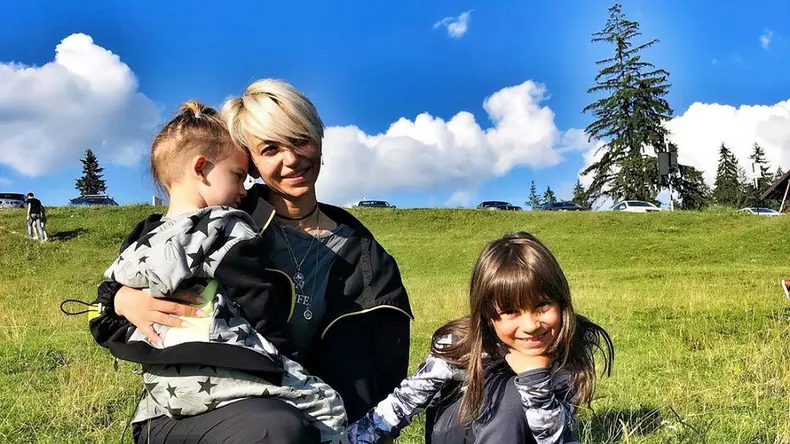 giulia-anghelescu-si-copiii-ei-antonia-si-mikael-2