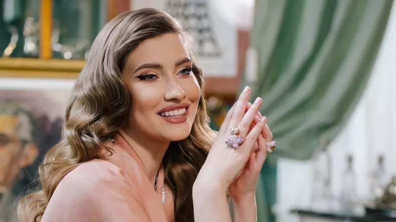 iulia-albu-mama-pentru-a-doua-oara-criticul-de-moda-a-facut-primele-declaratii-despre-cel-de-al-doilea-copil-4-crop-1654518300