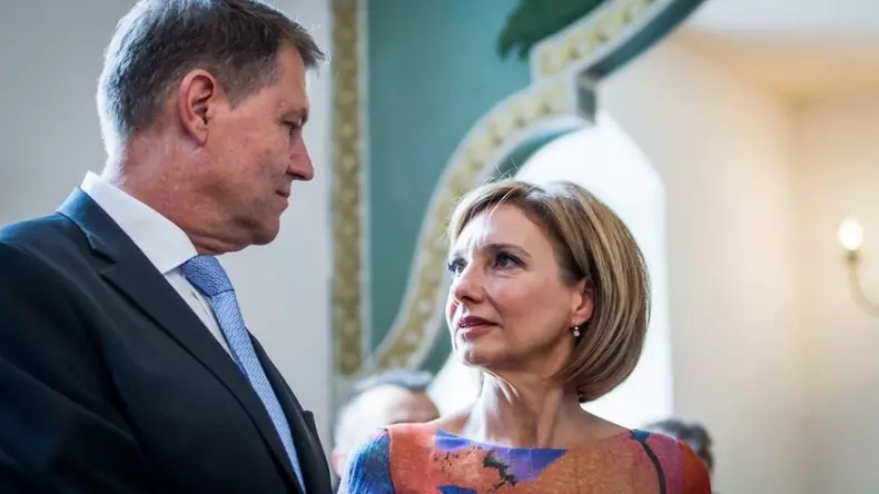 carmen-iohannis-umilita-de-elevi.-cum-este-de-fapt-ca-profesoara-sotia-presedintelui-1024x576-1
