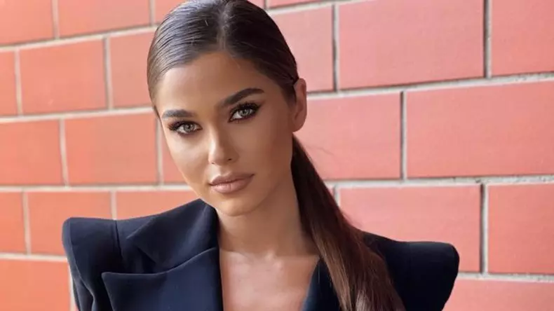 complexul-lui-theo-rose-cand-urca-pe-scena