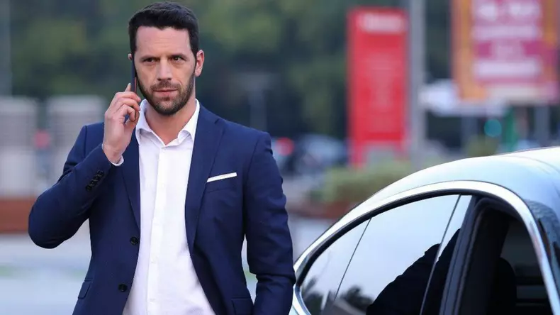 cum_arata_so_ia_lui_adrian_nartea_actorul_principal_din_serialul_vlad_de_la_pro_tv._e_de_o_frumuse_e_rara_e1597141091371_1280x720