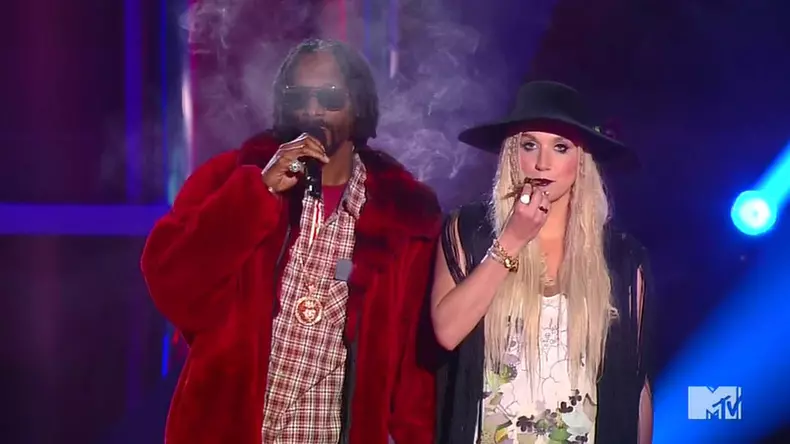 Snoop Dogg and Ke$ha appear to share a cannabis spliff on stage at the MTV Movie Awards