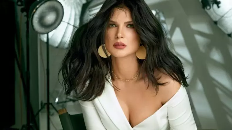 Monica-Birladeanu-gratioasa-in-rochie-mulata-pe-corp.-Imaginile-cu-ea-de-la-nunta-din-Toscana-fac-deliciul-fanilor-FOTO