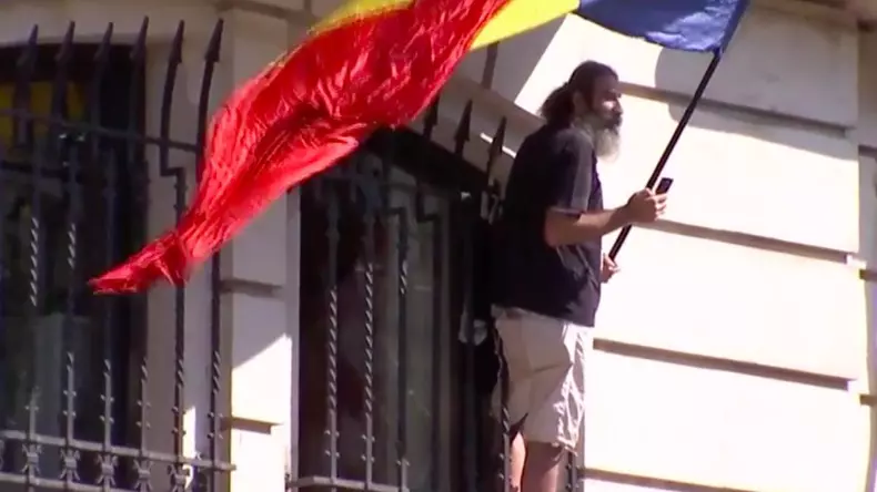 barbat-urcat-fatada-cladirii-inalta-curte-bucuresti-protest-718266