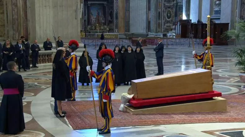 mii-de-oameni-il-plang-pe-papa-francisc-in-piata-sfantul-petru-din-roma-acesta-va-fi-pus-in-sicriu-in-aceasta-seara-968024