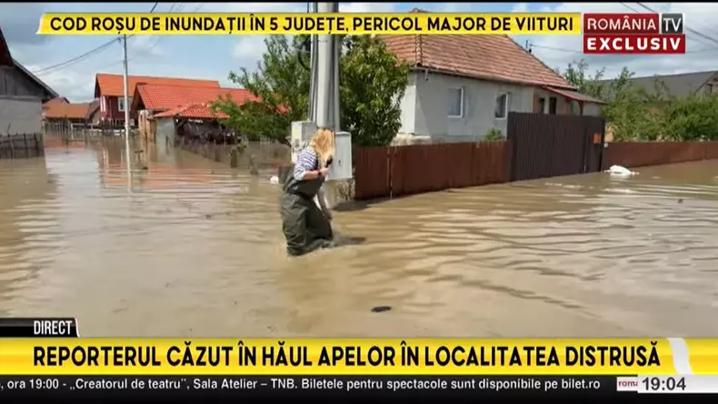 Inundatiile-au-facut-ravagii-in-sute-de-localitati-reportera-Romania-TV-a-cazut-in-apa-involburata-0-10-screenshot