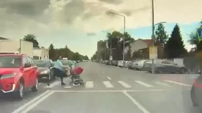 momentul-in-care-o-mama-e-lovita-mortal-a-fost-filmat-de-camera-de-bord-a-masinii-soferul-accelereaza-inainte-de-trecerea-de-pietoni-1014793