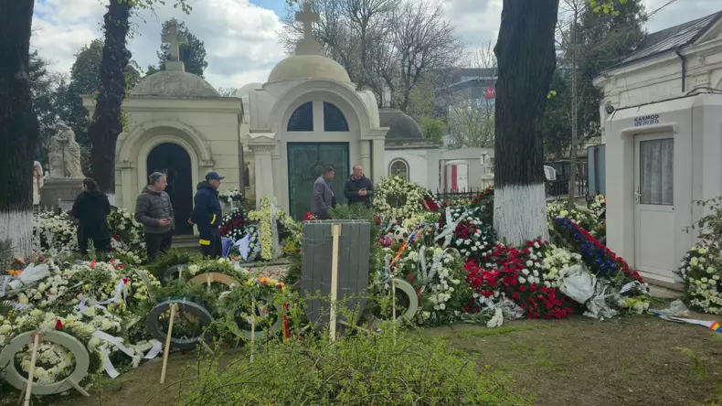 mormant cimitir mircea lucescu2