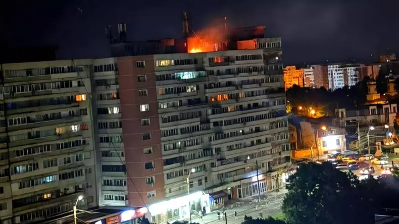 o-drona-ruseasca-s-a-prabusit-peste-un-bloc-la-galati-toata-incarcatura-a-explodat-sunt-patru-victime-si-zeci-de-persoane-evacuate-1072508