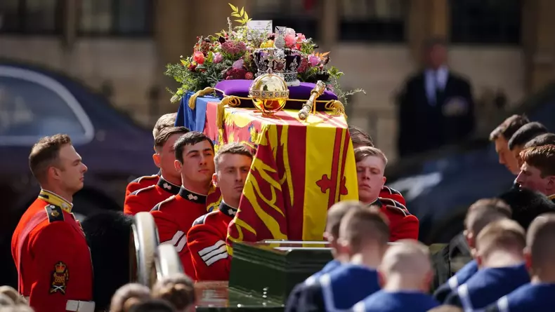 inmormantarea reginei