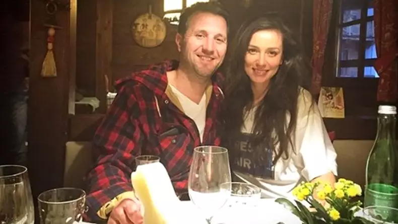 https___www.cancan.ro_wp-content_uploads_2019_09_andi-moisescu-anunt-15-ani-casatorie-olivia-steer-hp