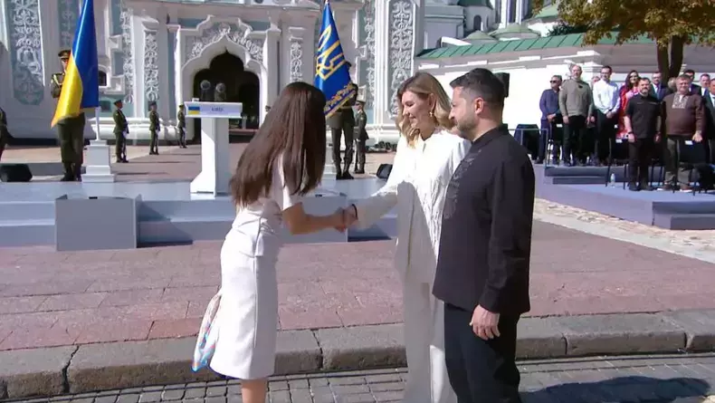 mirabela-gradinaru-a-fost-primita-la-kiev-de-zelenski-si-sotia-sa-prima-doamna-participa-la-ceremonia-de-ziua-independentei-ucrainei-1095623