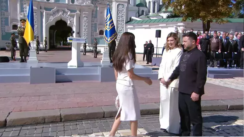 mirabela-gradinaru-a-fost-primita-la-kiev-de-zelenski-si-sotia-sa-prima-doamna-participa-la-ceremonia-de-ziua-independentei-ucrainei-1095624