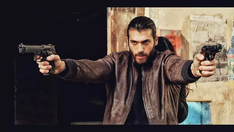 can-yaman-roma