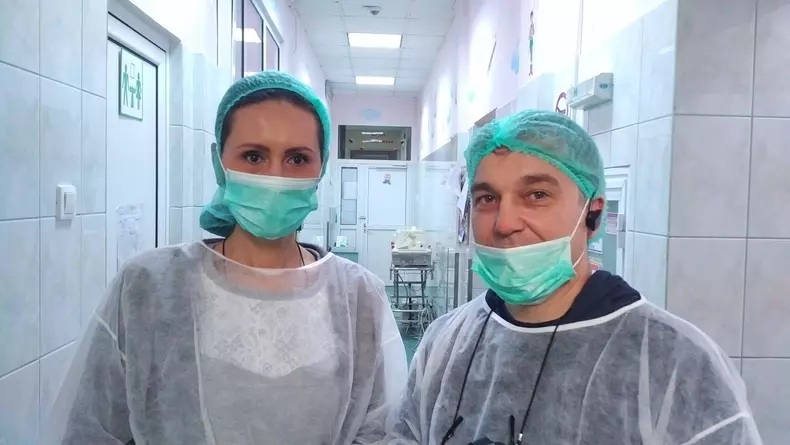 echipa Dosar Romania in timpul filmarilor pentru reportajul despre copiii nascuti prematur