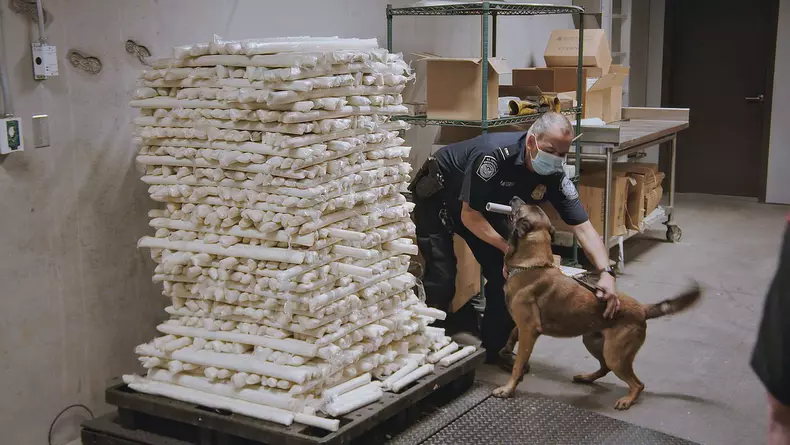 301_LockdownLockup_ToCatchASmuggler_LR_010