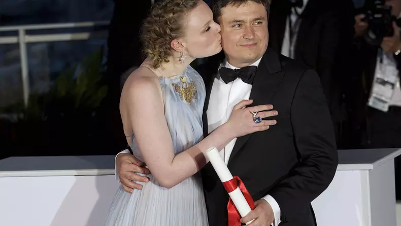 Cristian Mungiu si actrita Maria Dragus la Cannes. Filmele romanesti premiate la Cannes in ultimii 23 de ani